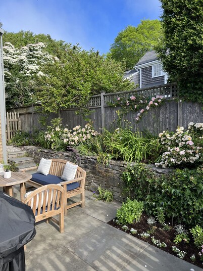 Charming Nantucket home. June 27-July4th available. Cozy backyard!