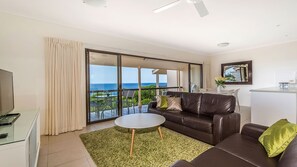TV - Whale season is upon us, watch from your balcony (SUNSHINE BEACH)