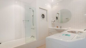 Combined shower/bathtub, toilet paper