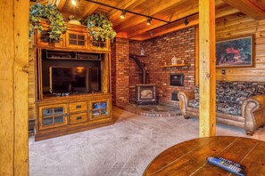 Smart TV, chimenea, reproductor de DVD, libros