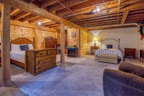 3 bedrooms, free WiFi, bed sheets - 🐾Butler House - Spacious log home nestled in the woods, dog friendly (Rangeley)