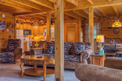 🐾Butler House - Spacious log home nestled in the woods, dog friendly