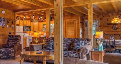 🐾Butler House - Spacious log home nestled in the woods, dog friendly