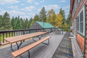 Outdoor dining - 🐾Butler House - Spacious log home nestled in the woods, dog friendly (Rangeley)
