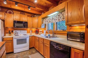 雪櫃、微波爐、焗爐、爐具