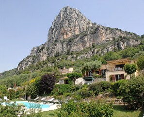 A villa with a pool, surrounded by lush greenery and a mountain backdrop. - Pet Friendly Villa with private pool and fantastic sea view of Cote D'Azur (Saint-Jeannet)