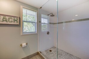 Combined shower/bathtub, hair dryer, towels - Emmalani Court #525 - Please see construction notice prior to booking (Princeville)