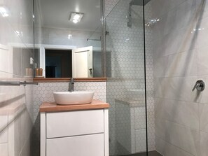 Dusche, Haartrockner, Handtücher, Seife