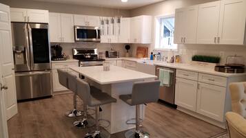 Réfrigérateur, four à micro-ondes, un four, surface de cuisson