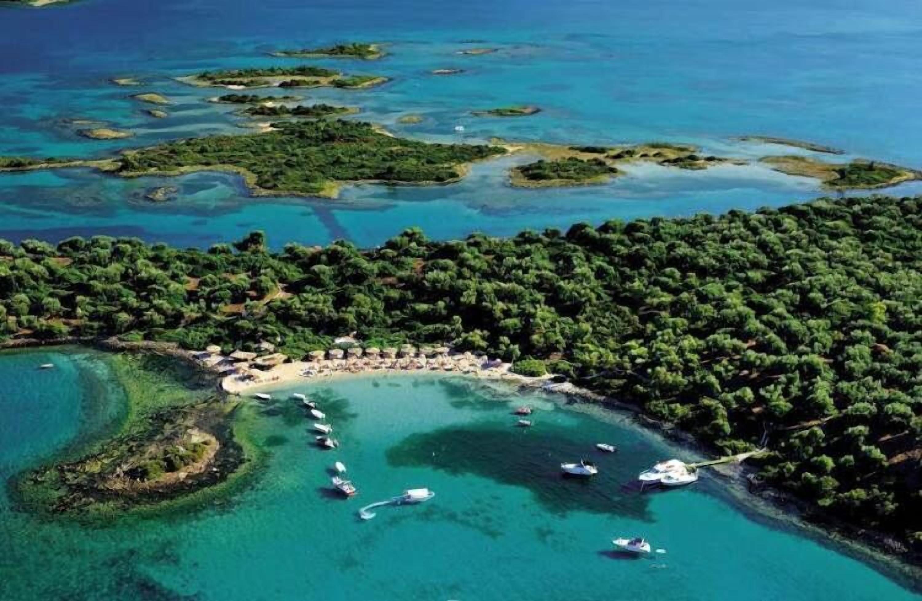 In the vicinity also is the famous beach of Leichadonisia (car required)