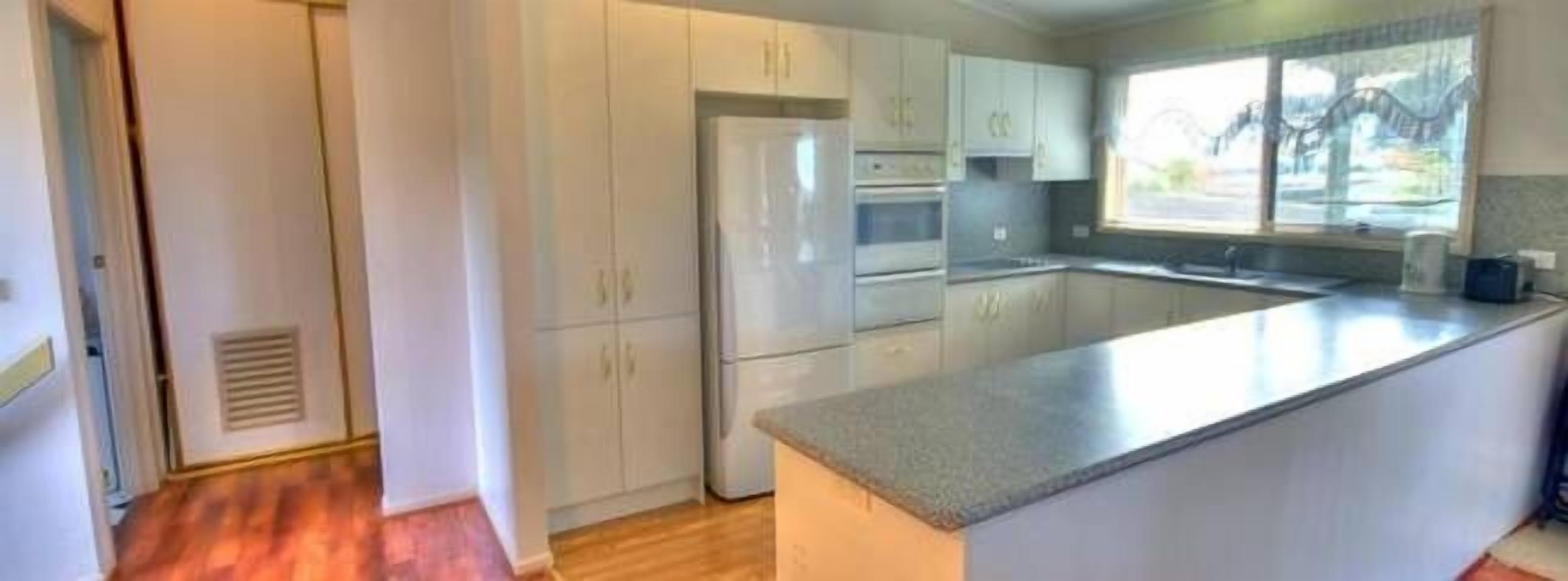 Kookaburra-12 Gay Street Lorne<br>Big House <br>Centre location <br>Sleeps 10<br>3 Q<br>4 S<br><br>