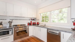 Geladeira, micro-ondas, cooktop, lava-louças