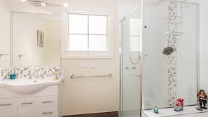 Bathtub, free toiletries