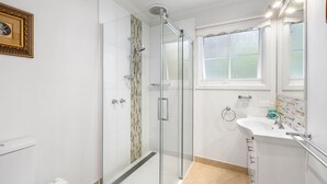 Badewanne, kostenlose Toilettenartikel