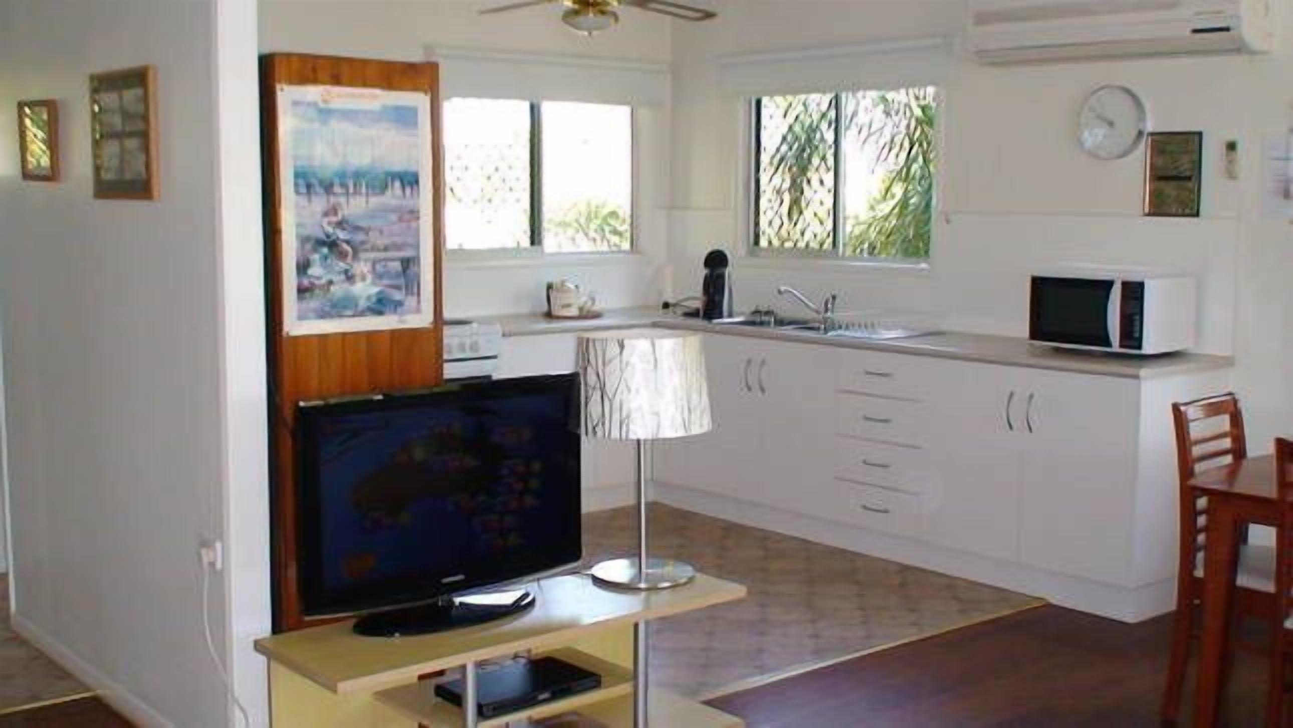 Bowen Boathouse - Ocean Views