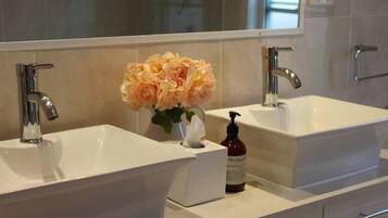 Haartrockner, HandtĂŒcher, Seife, Toilettenpapier