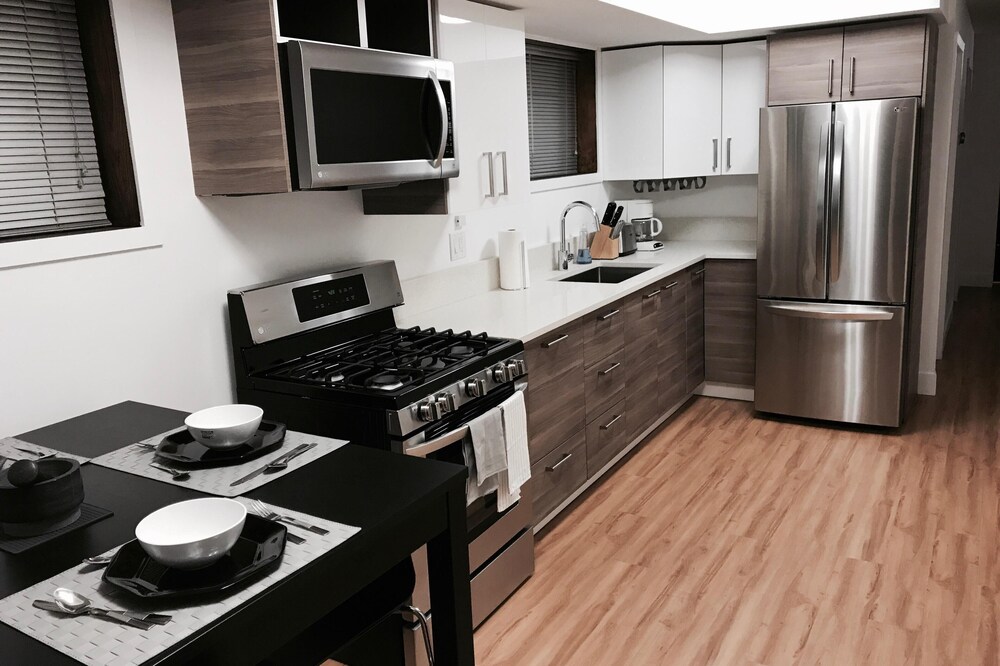 MODERN-SLEEK-BRIGHT Avondale Apartment...Ideal Northside Location