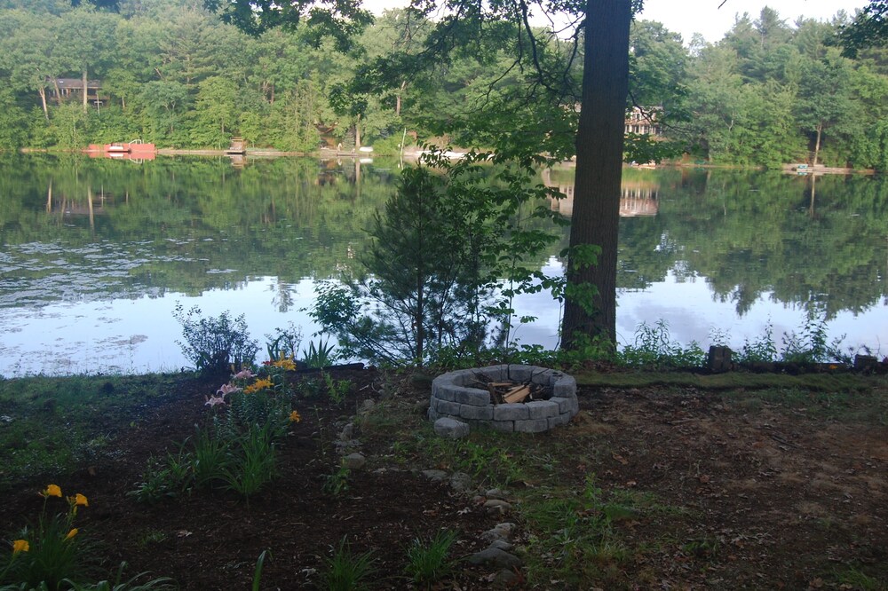 Beautiful Getaway - Right on the Lake-Close to Skiing