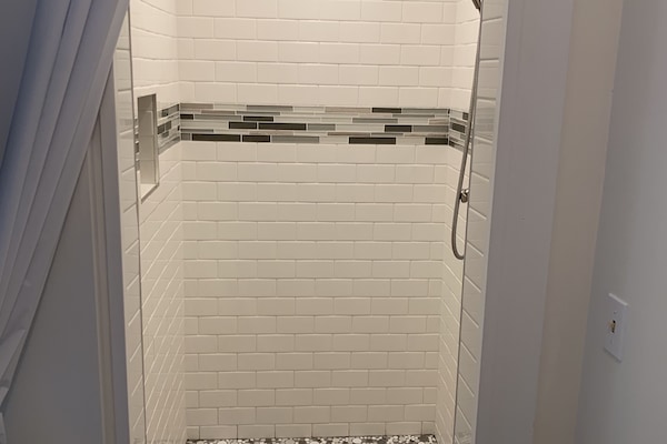 Douche, sèche-cheveux, serviettes fournies, savon