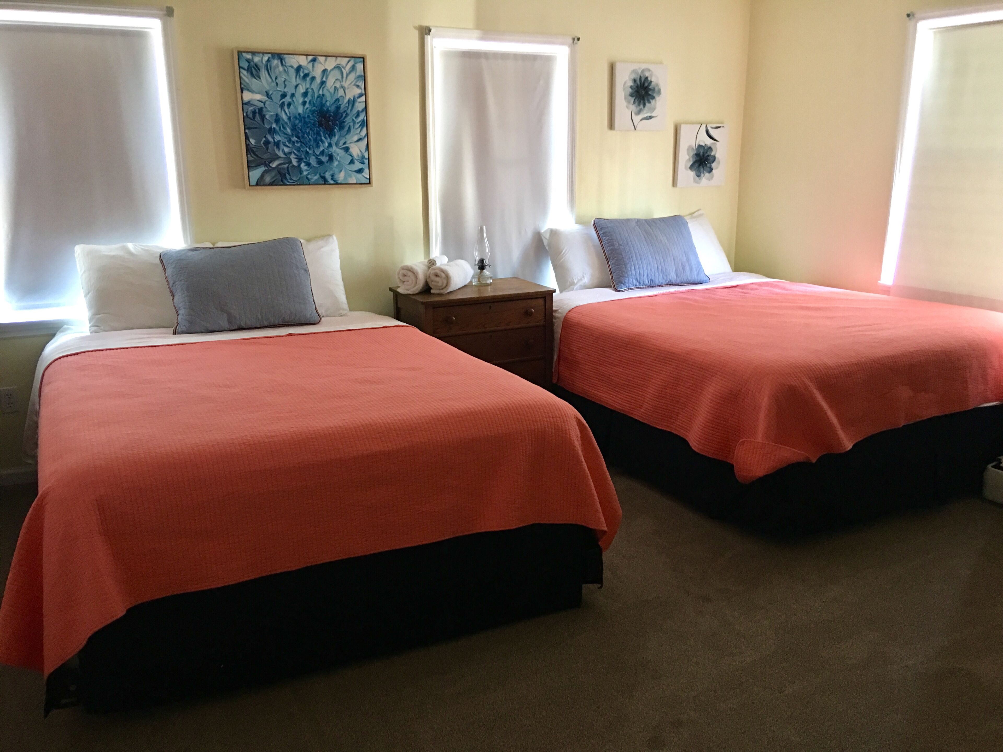 4 bedrooms, iron/ironing board, WiFi, bed sheets