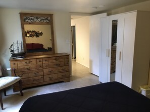 5 bedrooms, desk, iron/ironing board, free WiFi