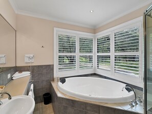 Badewanne, Haartrockner, Handtücher