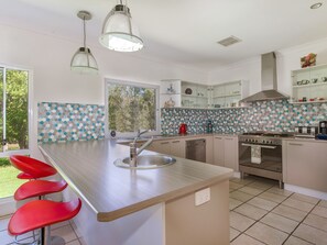 Fridge, microwave, oven, stovetop - Your own stretch of wilderness river only 15 mins from Hastings St, incl kayaks (Cooroibah)