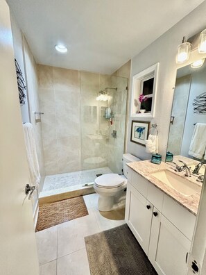 Combined shower/bathtub, hair dryer, towels - Sombrero Beach House: 50' Dock, Pool, BBQ, Bicycles & more! (Marathon)