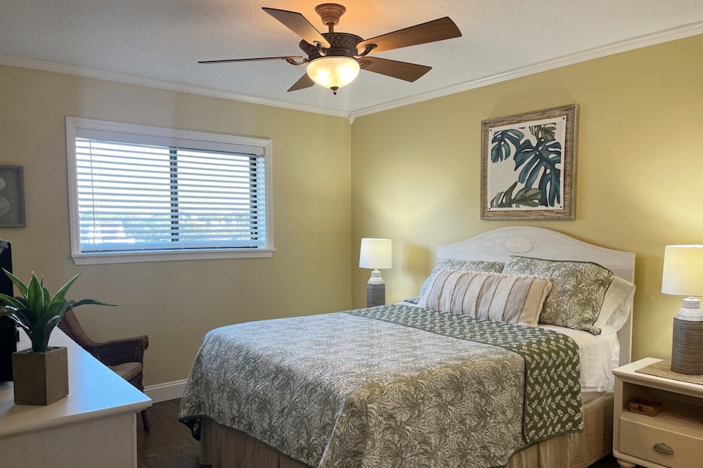 Resort Condo: Private Boardwalk to Beach-Indoor/Outdoor Pools-Tennis/Pickleball!