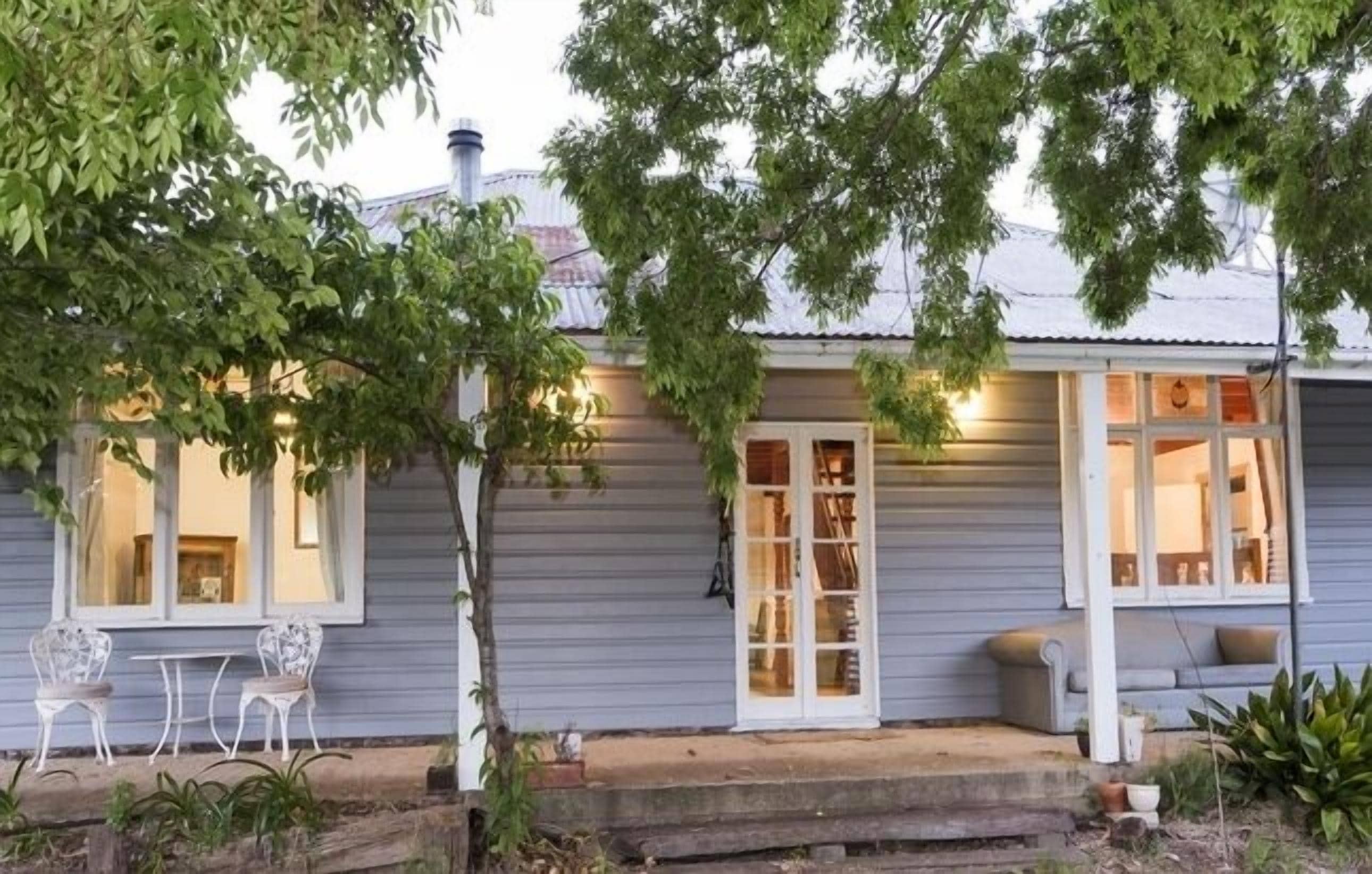 Camphill Cottage - rustic charm and comfort