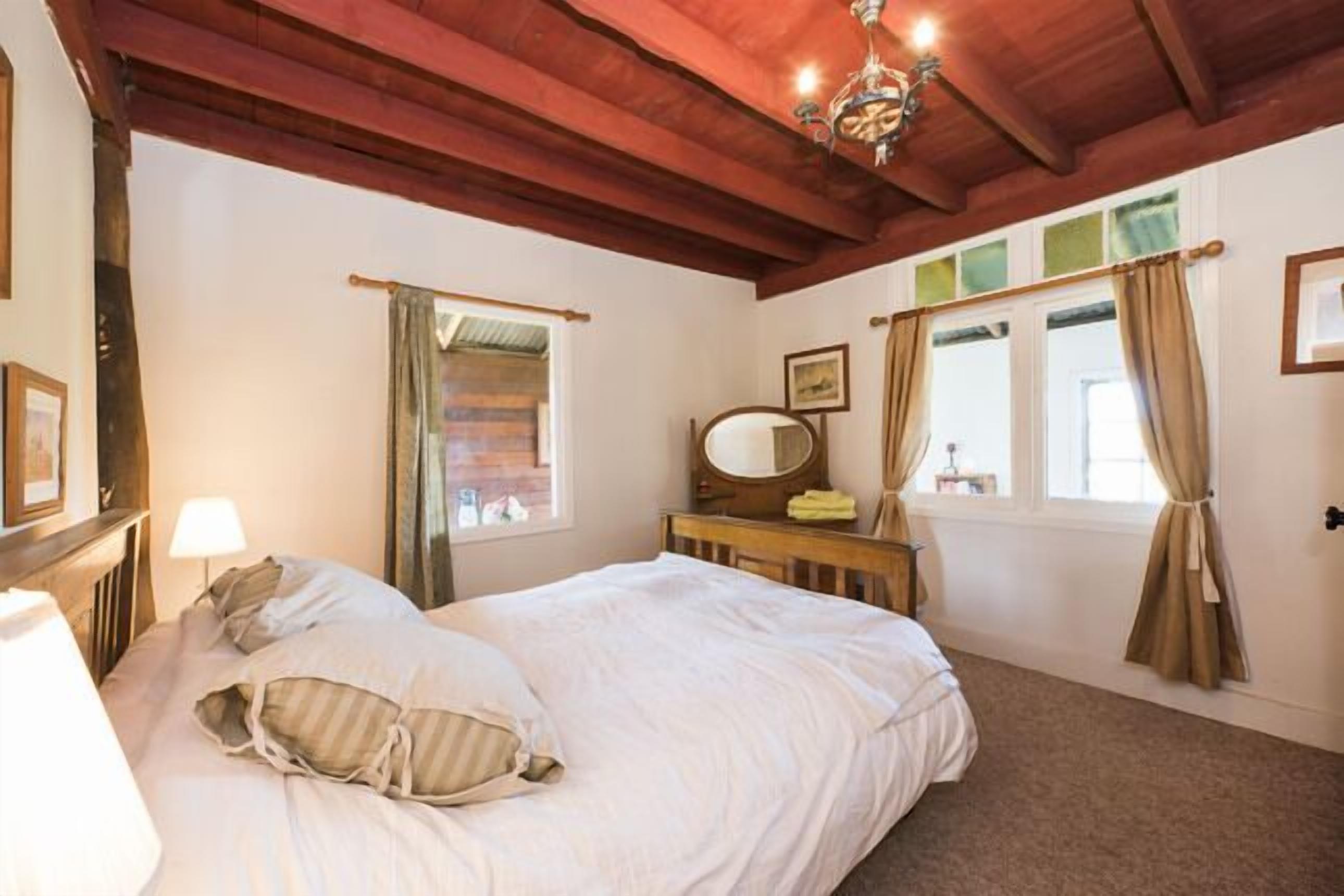 Camphill Cottage - rustic charm and comfort