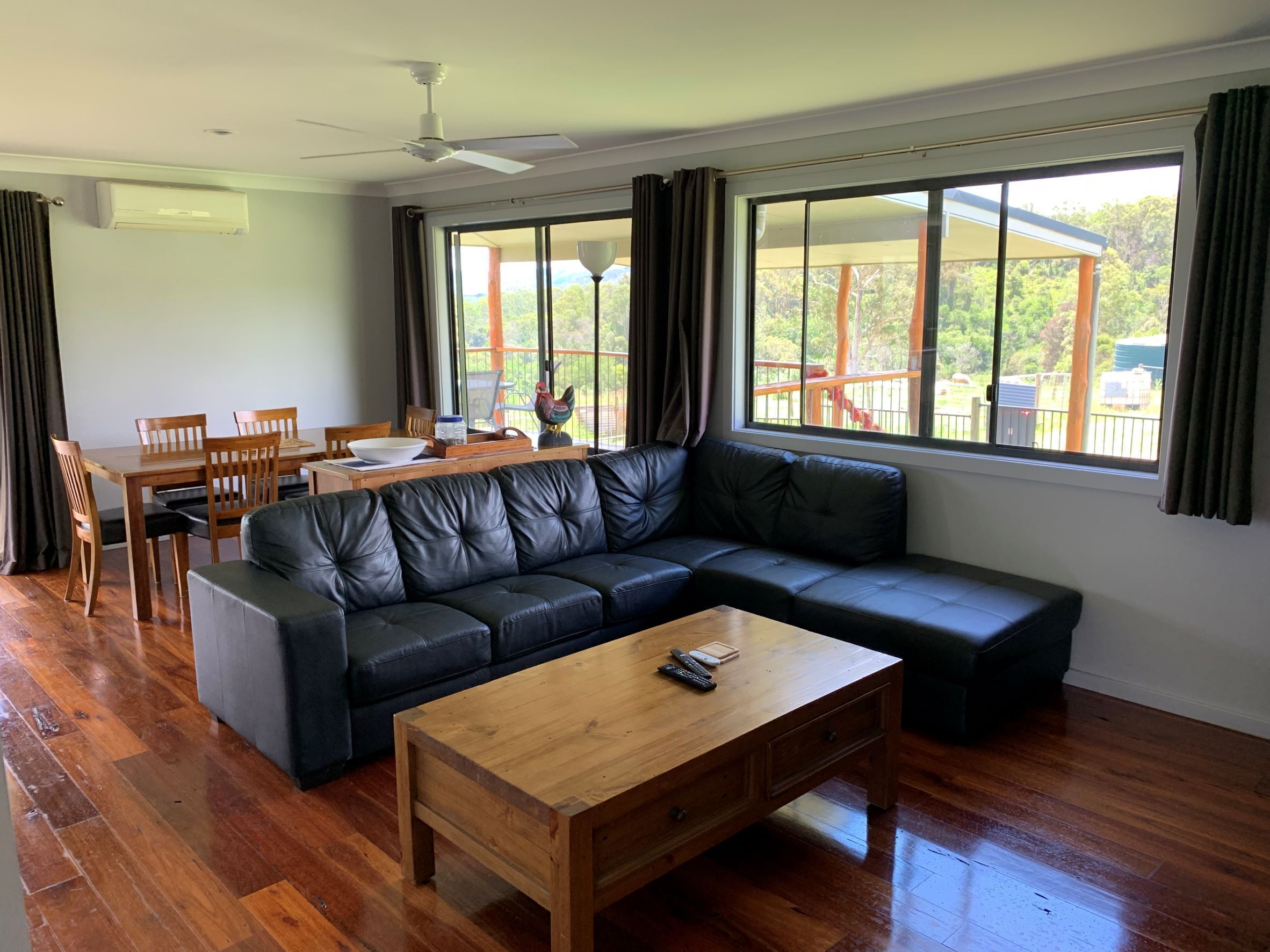 Smart TV, chimenea, reproductor de DVD y juguetes 