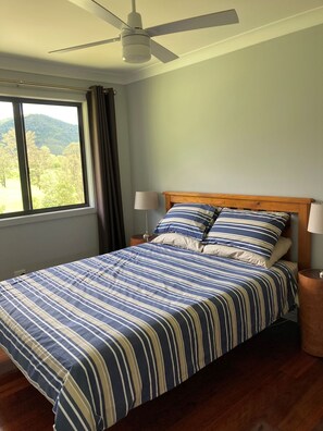 3 bedrooms, iron/ironing board, travel crib, free WiFi - Farmstay cottage (Ellenborough)
