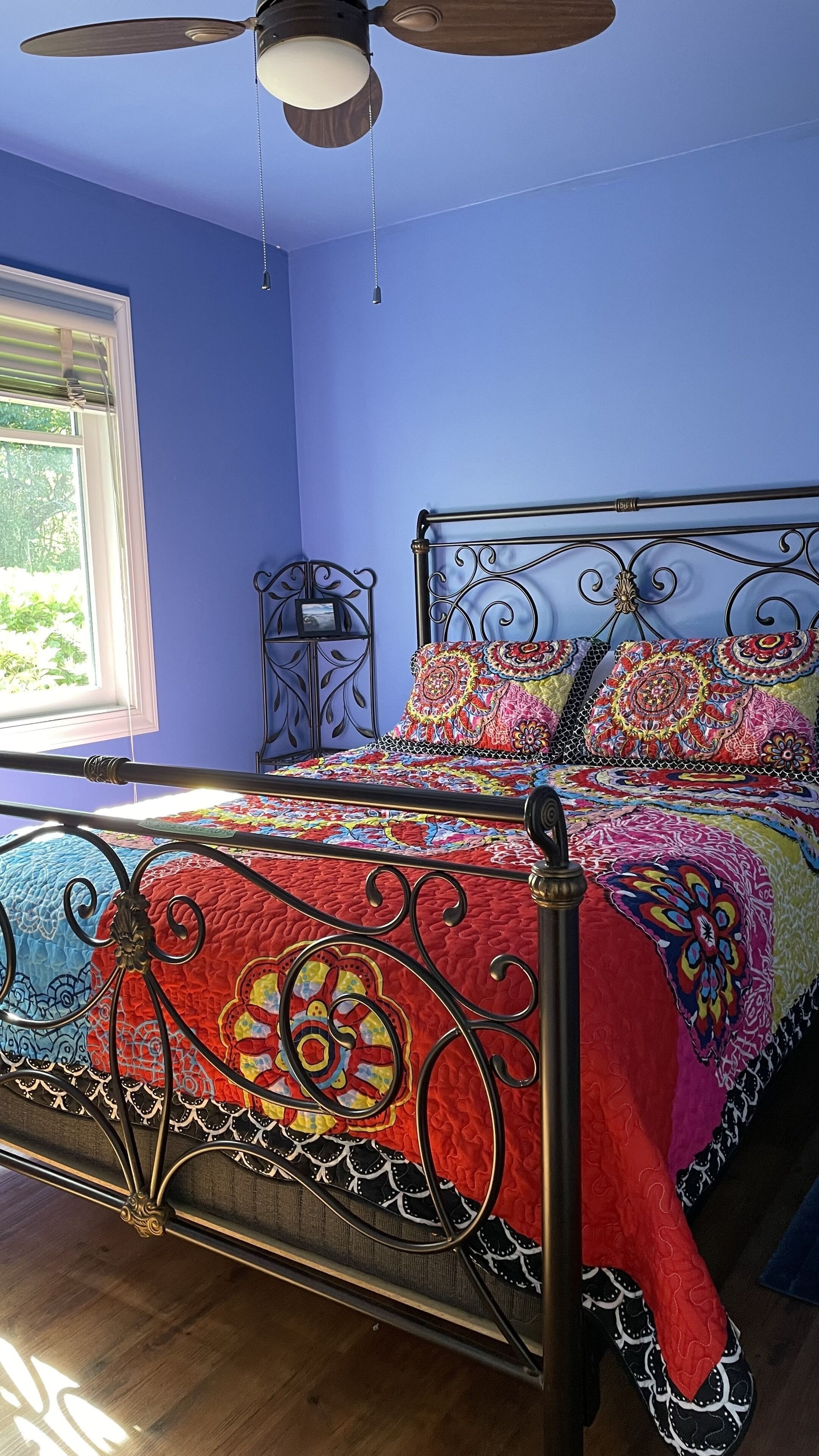 Cozy, Pet Friendly, Close to Beach, Park, Dining, Hot Tub, Fire Bowl & BBQ 