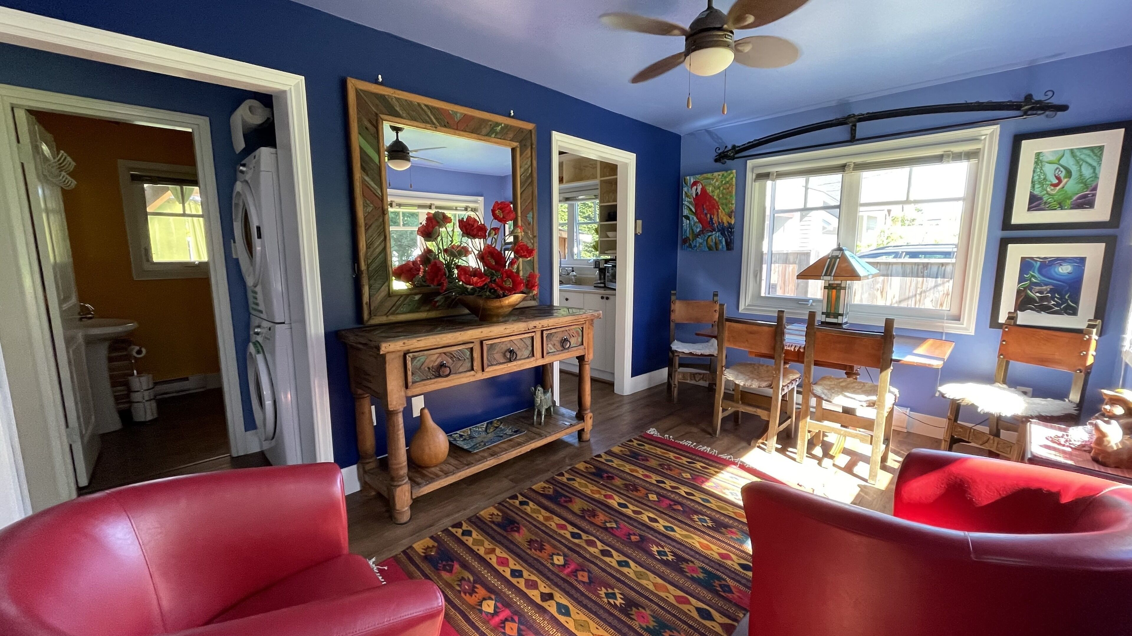 Cozy, Pet Friendly, Close to Beach, Park, Dining, Hot Tub, Fire Bowl & BBQ 