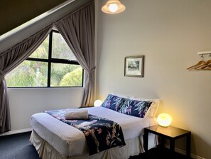 3 habitaciones, tabla de planchar con plancha y cuna de viaje