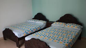 4 slaapkamers, een bureau, een strijkplank/strijkijzer, gratis wifi