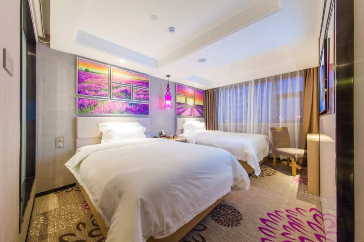 Deluxe Twin Room | Minibar, desk, blackout drapes, iron/ironing board