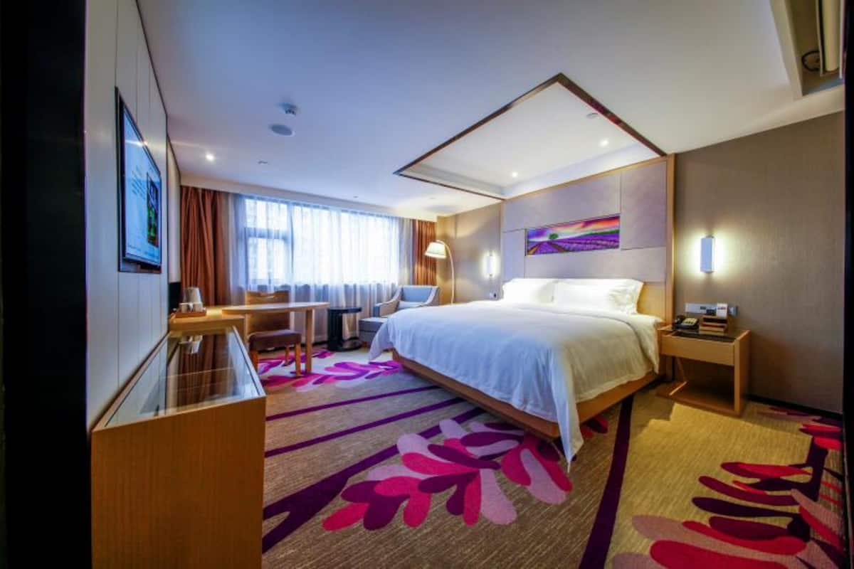 Executive Double Room | Minibar, desk, blackout drapes, iron/ironing board