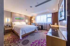 Standaard tweepersoonskamer | Een minibar, een bureau, verduisterende gordijnen