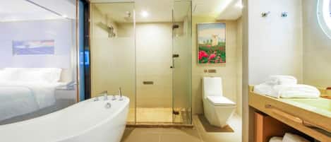 Executive Double Room | Bathroom | Shower, free toiletries, hair dryer, slippers
