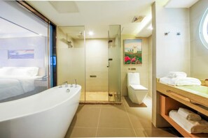 Executive tweepersoonskamer | Badkamer | Een douche, gratis toiletartikelen, een haardroger, pantoffels