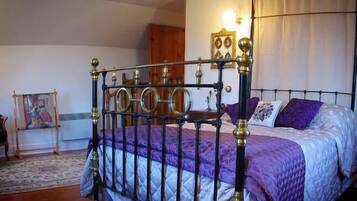 4 habitaciones, escritorio y tabla de planchar con plancha