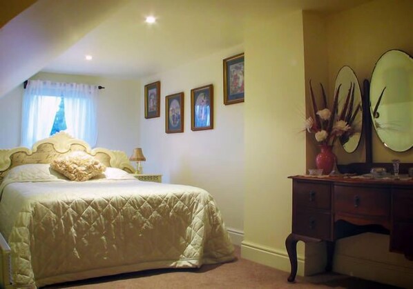 4 bedrooms, desk, iron/ironing board, travel cot