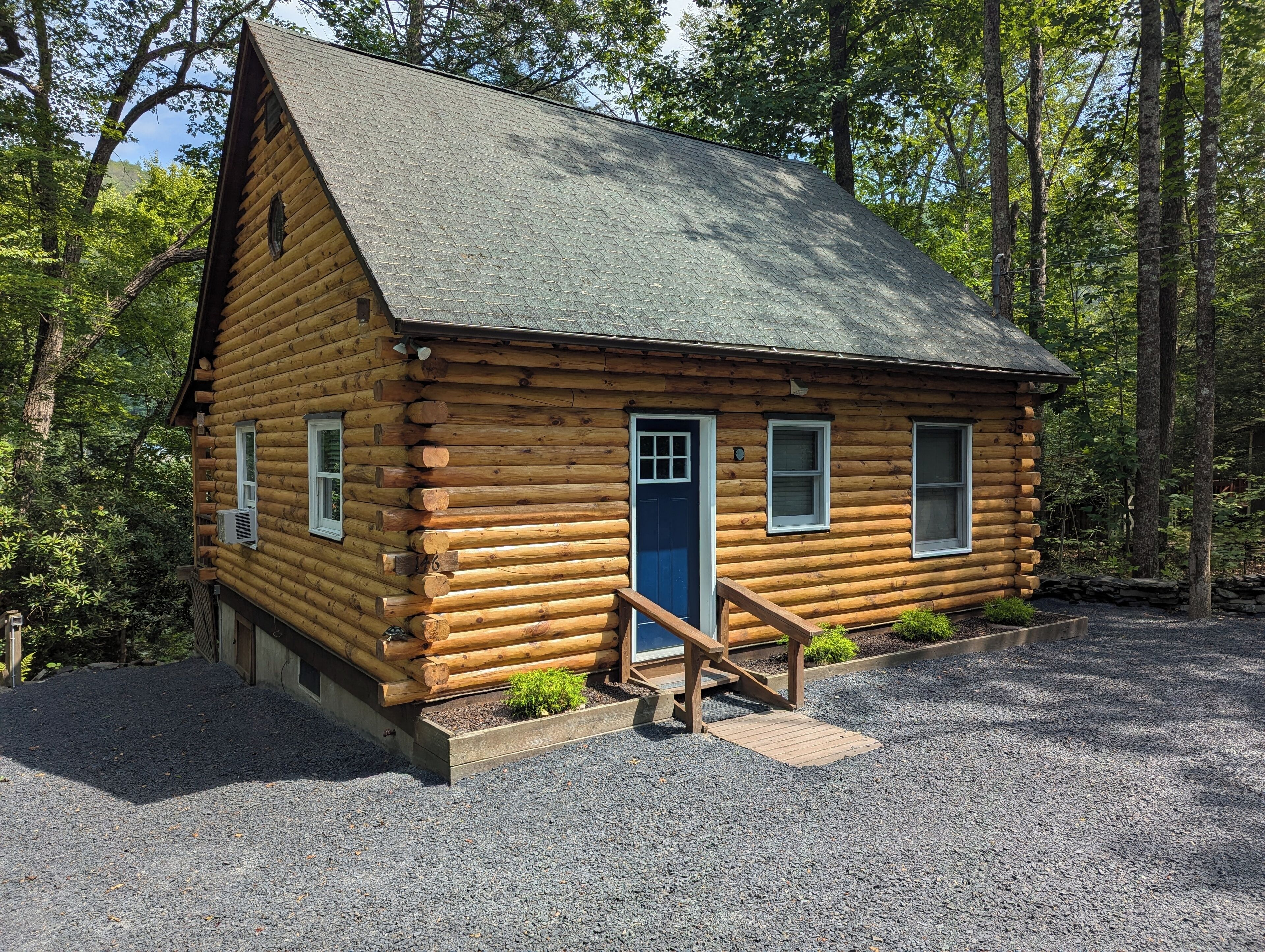 Peaceful and Private Delaware Riverfront Log Cabin.