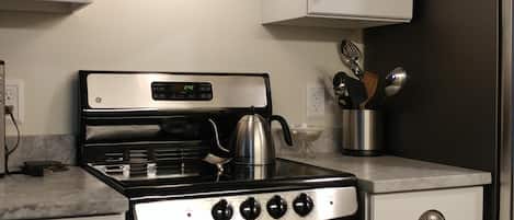 Frigorifero, microonde, forno, piano cottura