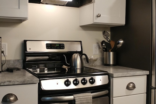 Kylskåp, mikrovågsugn, ugn och spishäll