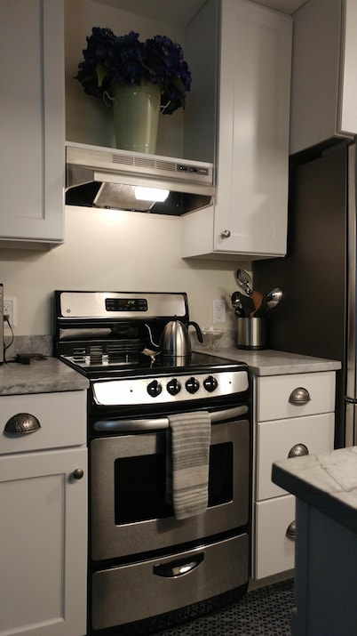 Burlington Walkabout Peaceful City Retreat-Walk to EVERYTHING downtown.