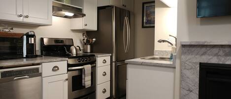 Frigorifero, microonde, forno, piano cottura