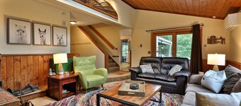 25 Rocky Ridge Rd - Killington Retreat: Group Ski House! Close to Mountain! Hot Tub.